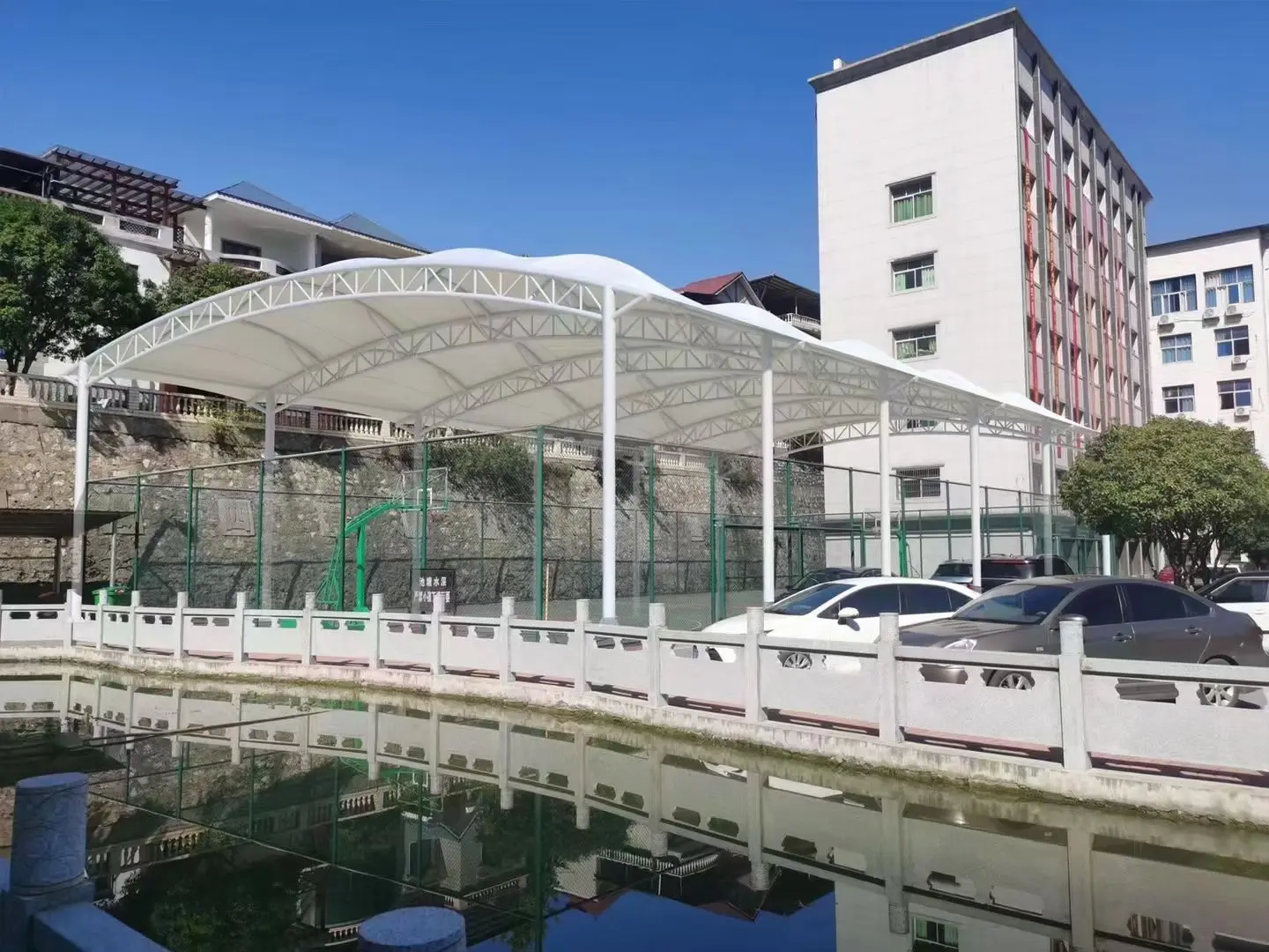 贵州黔西南园区停车棚总在漏水生锈?源头膜结构厂家:按本地气候选材,避开三大坑