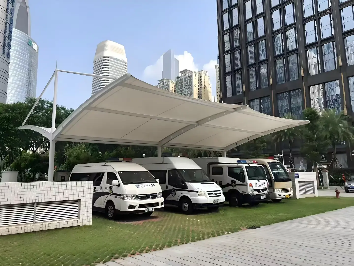 贵州黔西南膜结构车棚怎么选?山地多雨高湿环境,园区物业采购避坑指南