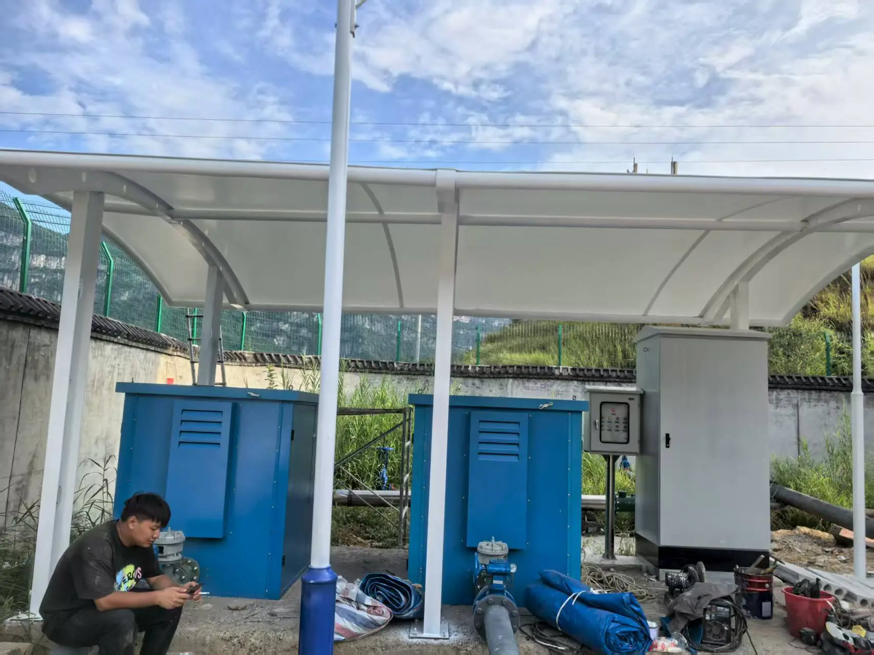 贵州黔西南膜结构棚怎么选?多雨高湿山区,避开低价铁皮棚与劣质膜材坑