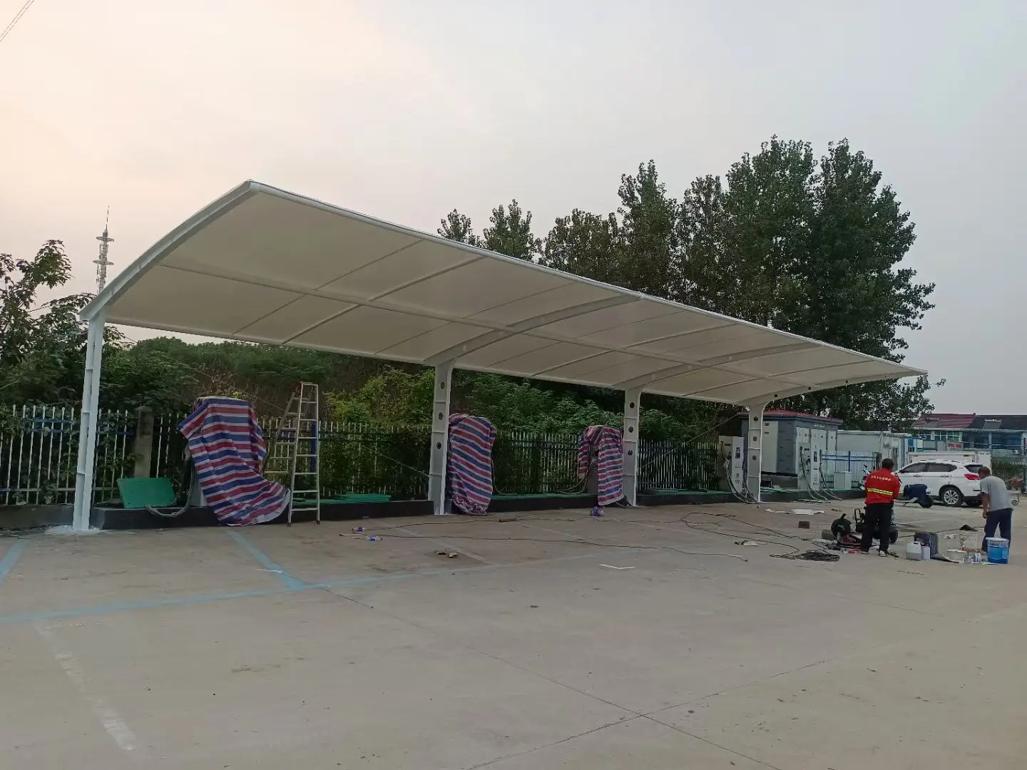 贵州黔西南膜结构工程科普：山地多雨强紫外线环境，停车棚选材别只看低价